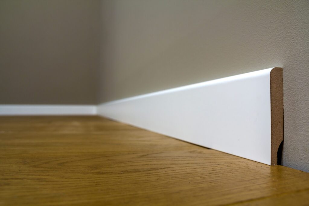 enlever du papier-peint derrière les plinthes
